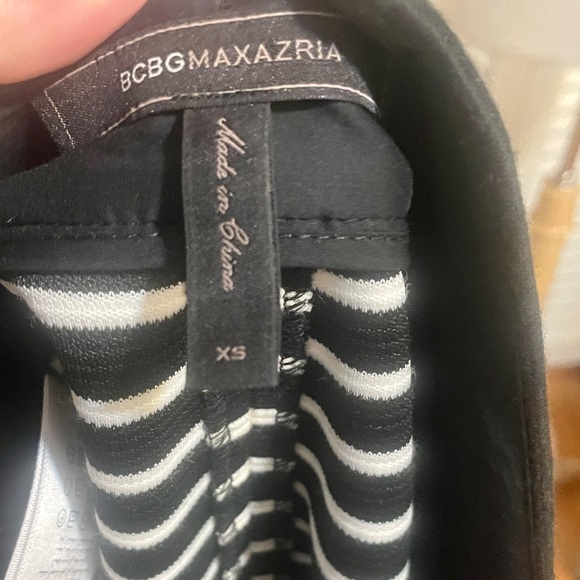 Black and white striped BCBG trouser style shorts. Size XS - Picture 4 of 4